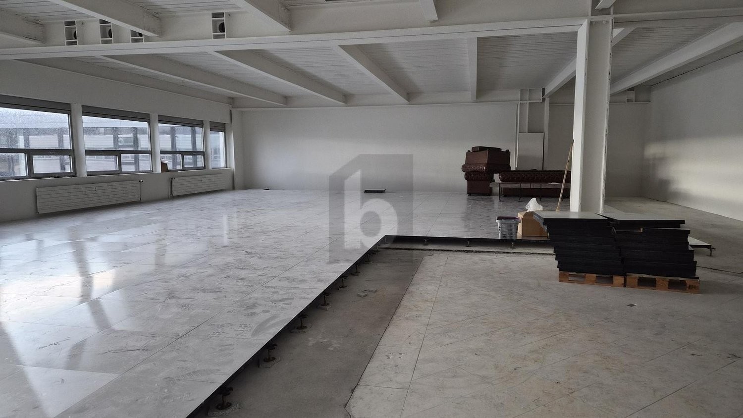 246m² office