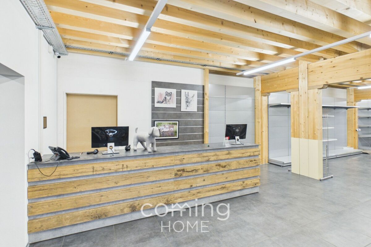 Commercial, Foto 1 von 10