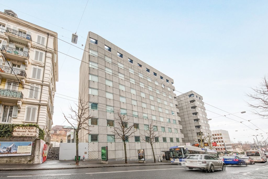 47m² Büro","description":"Das Objekt befindet sich im 2. Stock eines Gebäudes mit Aufzug und profitiert von einer ausgezeichneten Lage, in unmittelbarer Nähe zu öffentlichen Verkehrsmitteln (Bushaltestelle direkt vor dem Gebäude) und allen Annehmlichkeiten (insbesondere Restaurants und Geschäfte). D