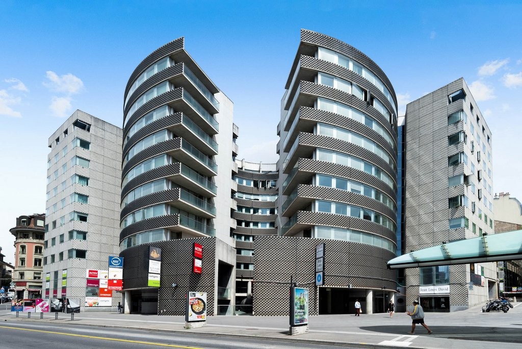 47m² Büro","description":"Das Objekt befindet sich im 2. Stock eines Gebäudes mit Aufzug und profitiert von einer ausgezeichneten Lage, in unmittelbarer Nähe zu öffentlichen Verkehrsmitteln (Bushaltestelle direkt vor dem Gebäude) und allen Annehmlichkeiten (insbesondere Restaurants und Geschäfte). D