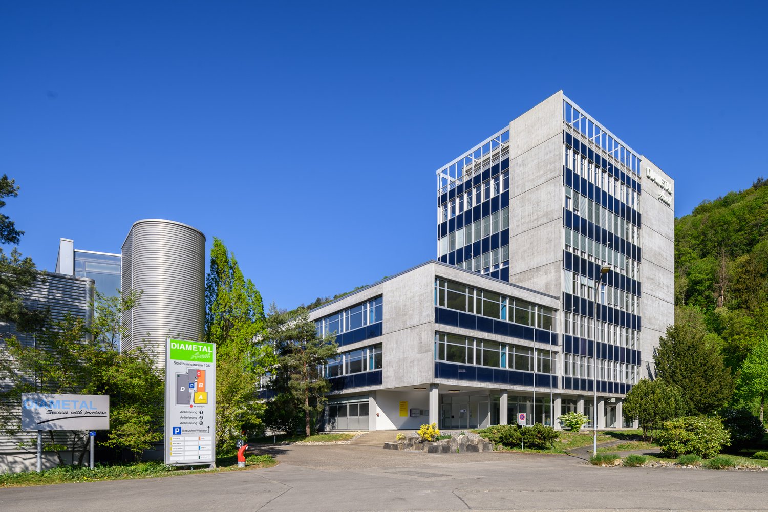 284m² office