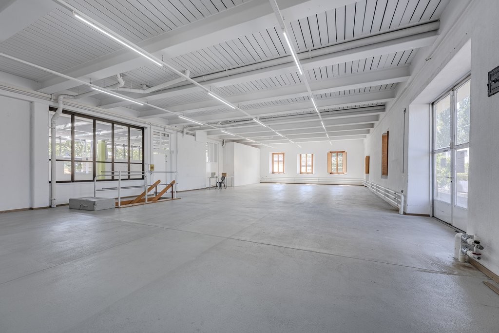 423m² office