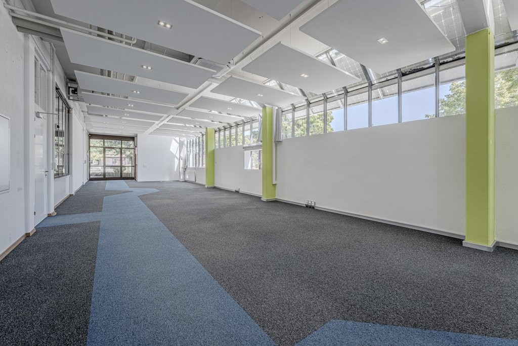 423m² office