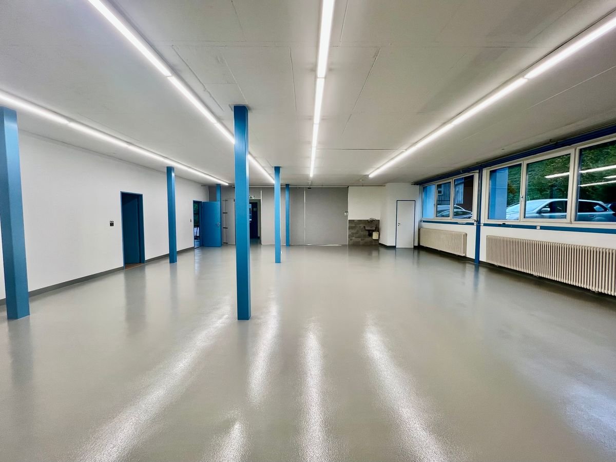 240m² workshop