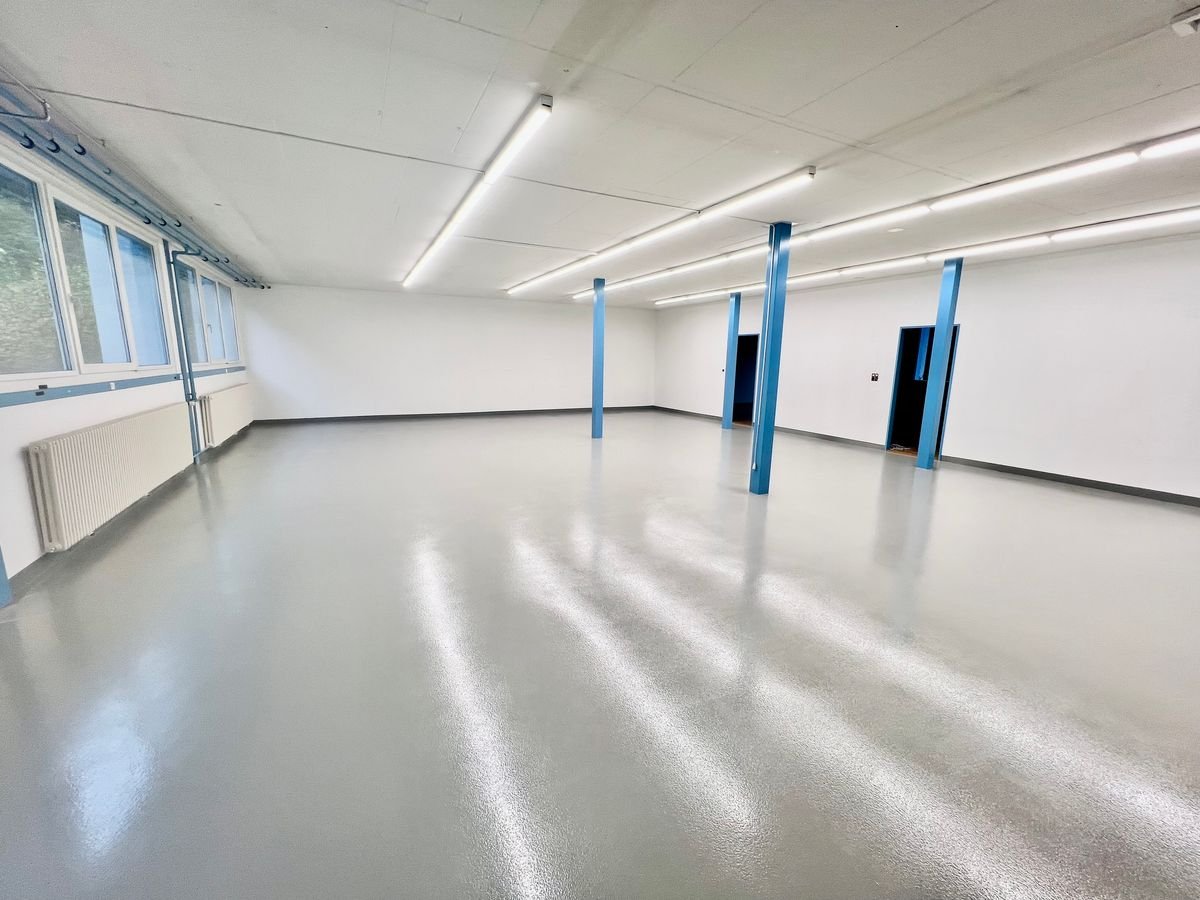 240m² workshop