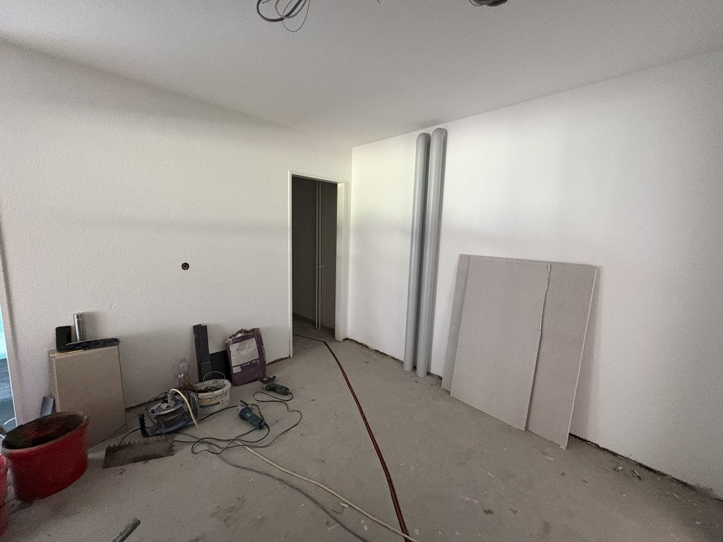 74m² office