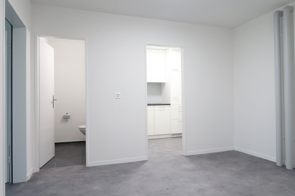 74m² office