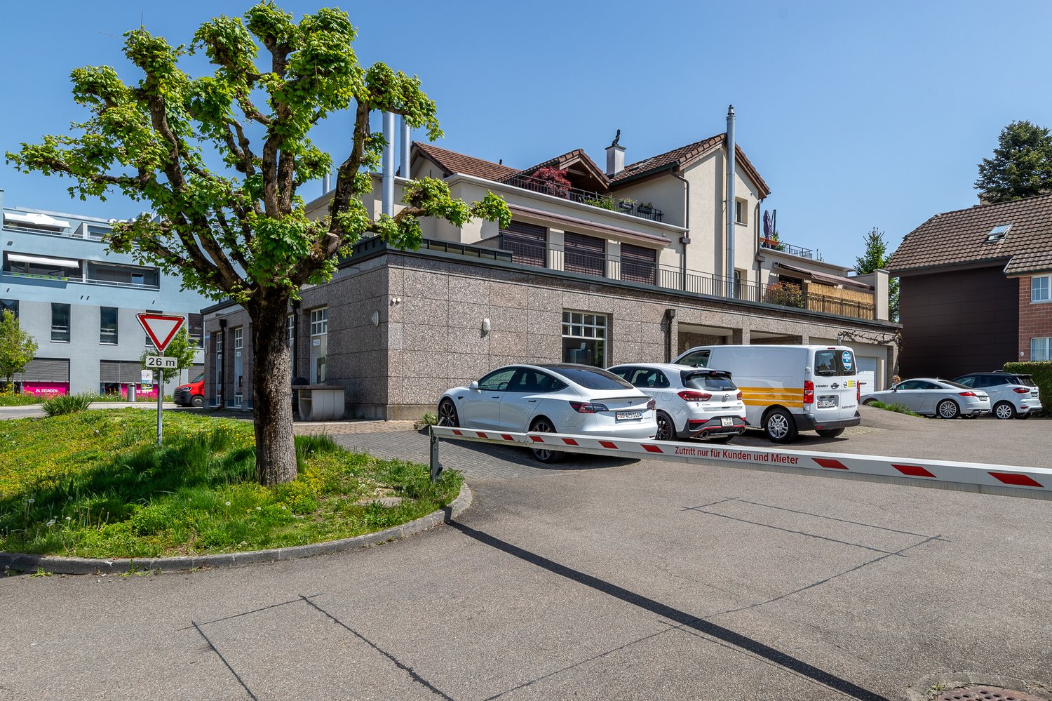 300m² commercial