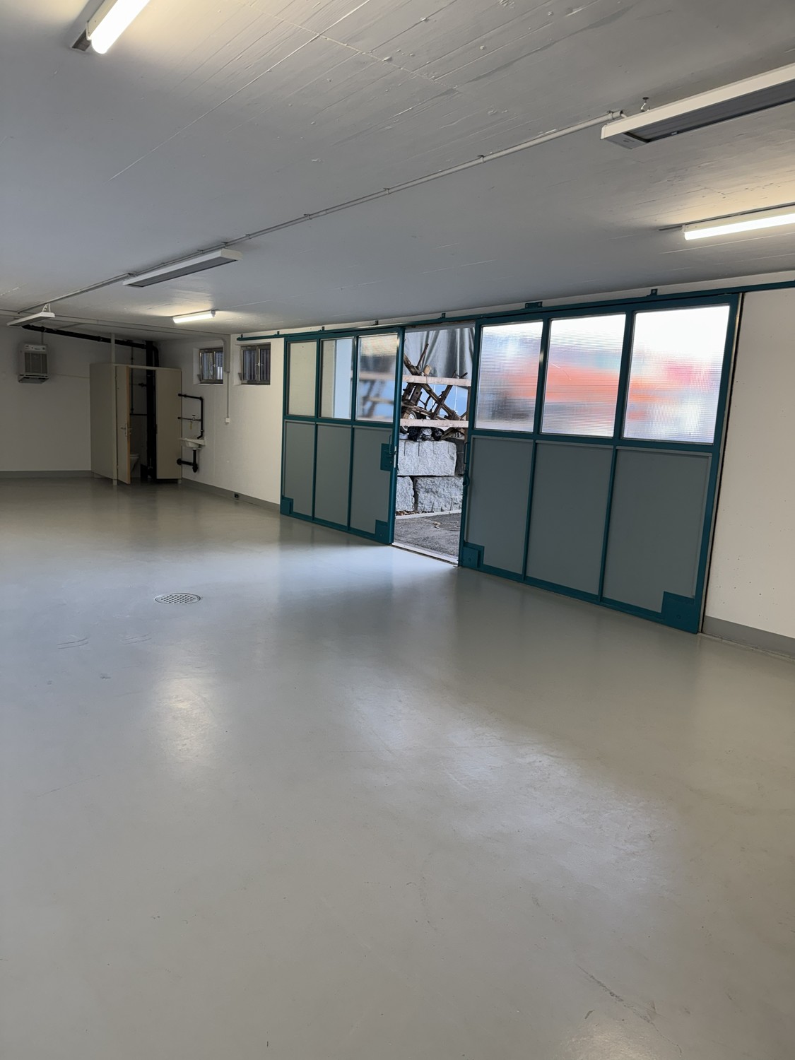 Commercial, Foto 1 von 5