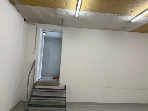 32m² storage room
