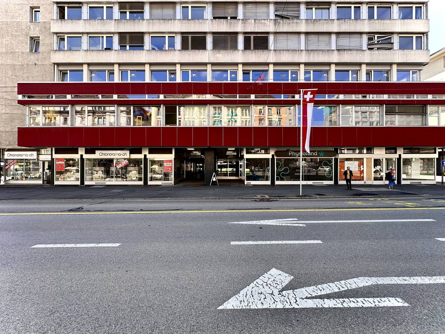 160m² office

Offices, 160 m2 premises for rent in La Chaux-de-Fonds

Ideally located on the POD
CFF station 2 minutes on foot
Shops: restaurants, banks, stores, pharmacy, Migros...

Excellent visibility
Beautiful ceiling height
Very bright

Modulable layout
Open space + 2 partitioned offices
1 conf, photo 2 of 3
