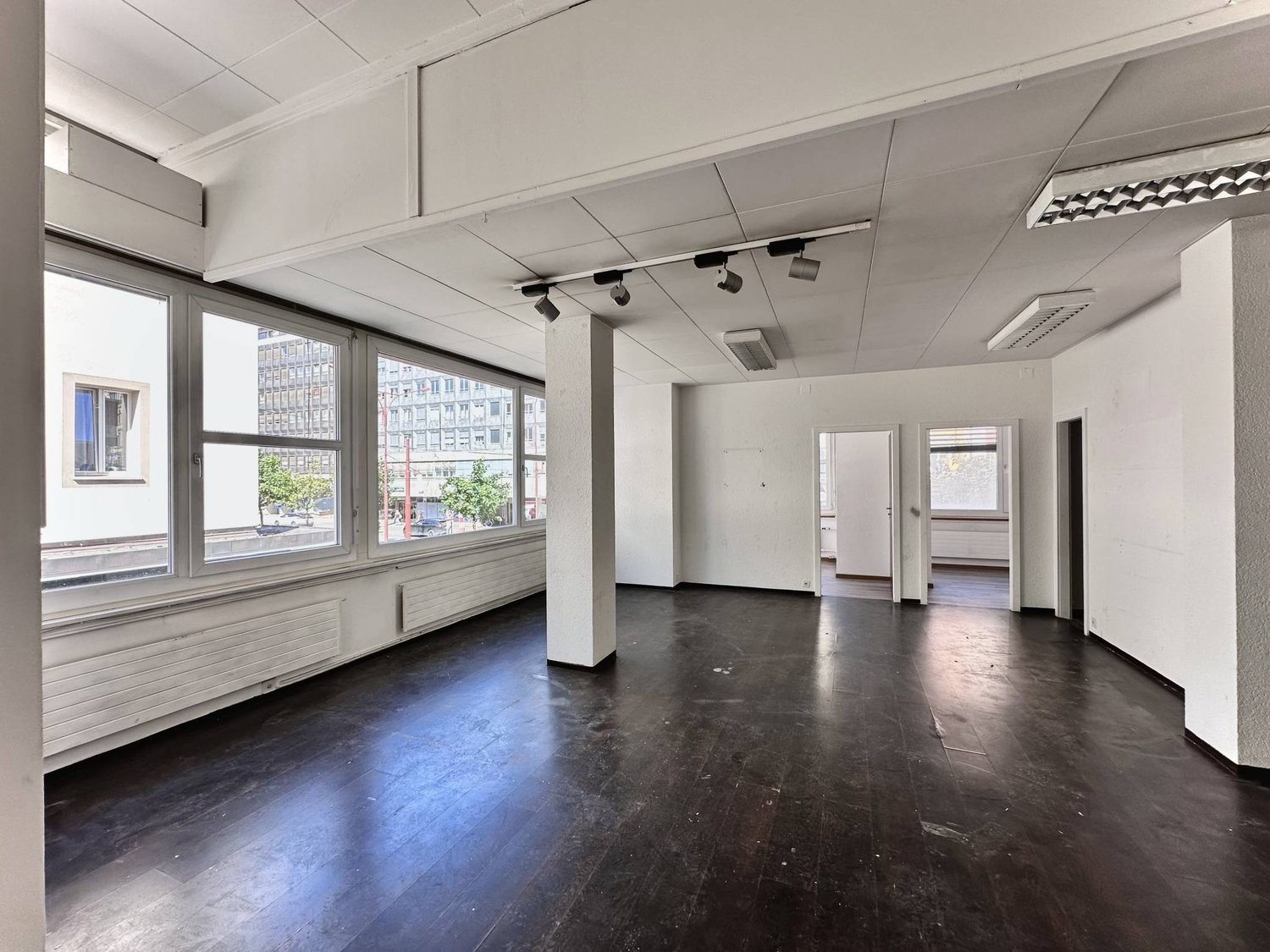 160m² office

Offices, 160 m2 premises for rent in La Chaux-de-Fonds

Ideally located on the POD
CFF station 2 minutes on foot
Shops: restaurants, banks, stores, pharmacy, Migros...

Excellent visibility
Beautiful ceiling height
Very bright

Modulable layout
Open space + 2 partitioned offices
1 conf, photo 1 of 3
