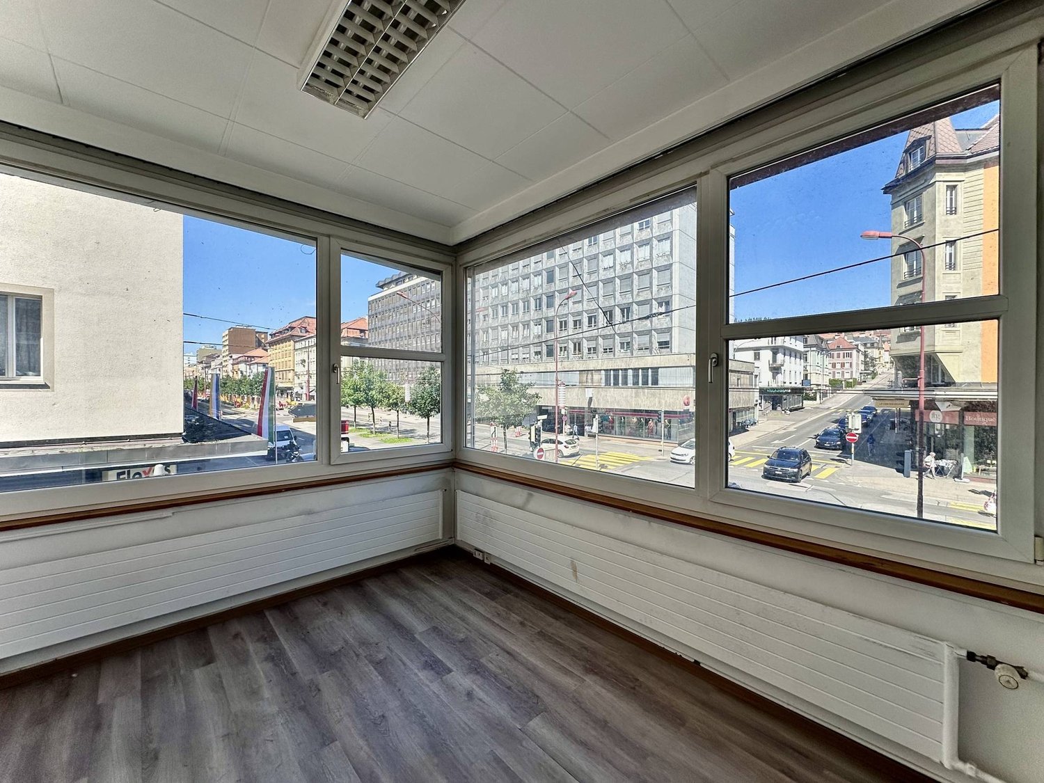 160m² office

Offices, 160 m2 premises for rent in La Chaux-de-Fonds

Ideally located on the POD
CFF station 2 minutes on foot
Shops: restaurants, banks, stores, pharmacy, Migros...

Excellent visibility
Beautiful ceiling height
Very bright

Modulable layout
Open space + 2 partitioned offices
1 conf, photo 3 of 3