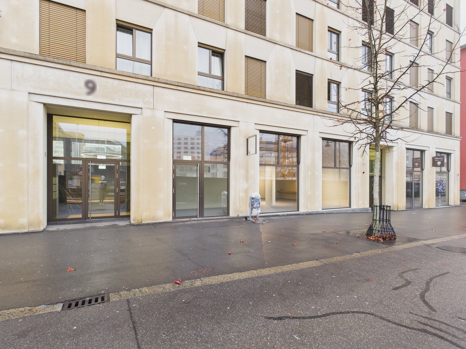 182m² shop