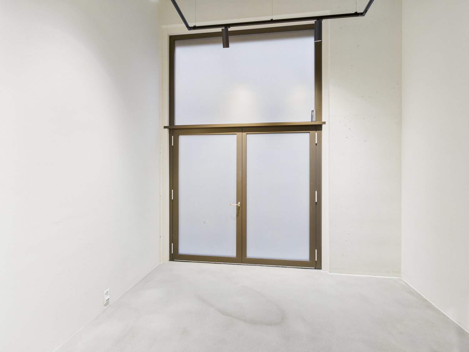 182m² shop