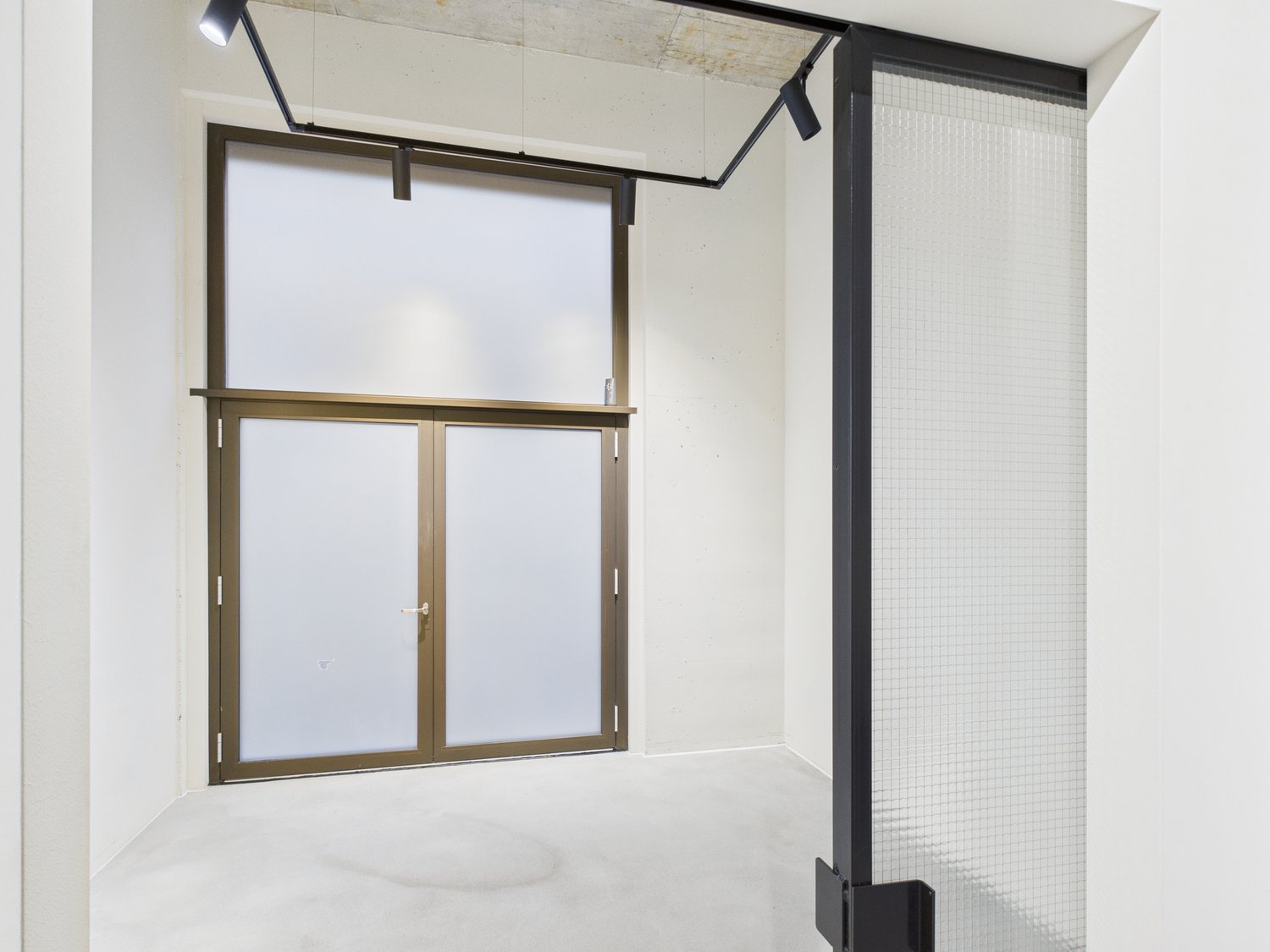182m² shop