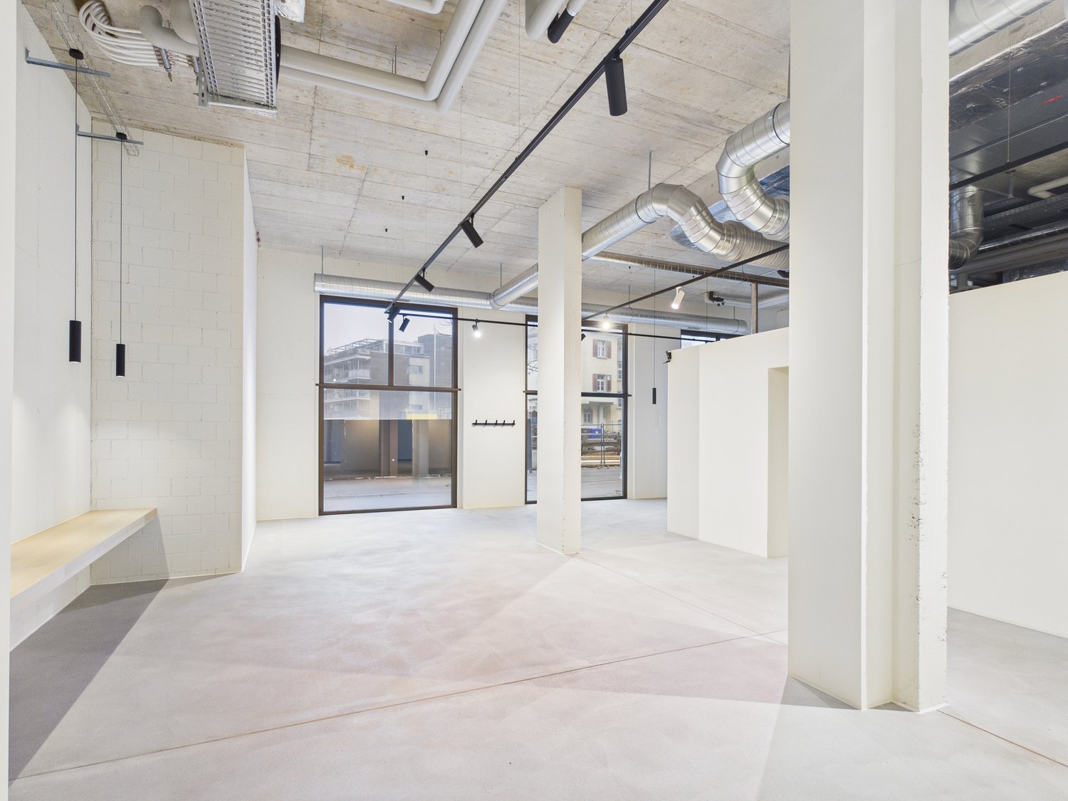 182m² shop