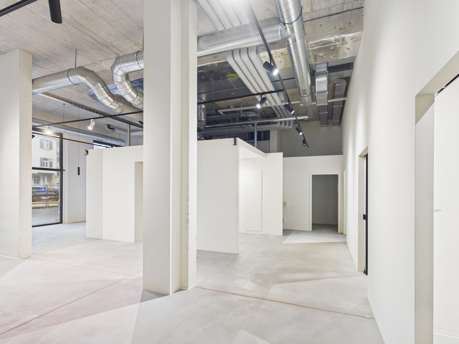 182m² shop