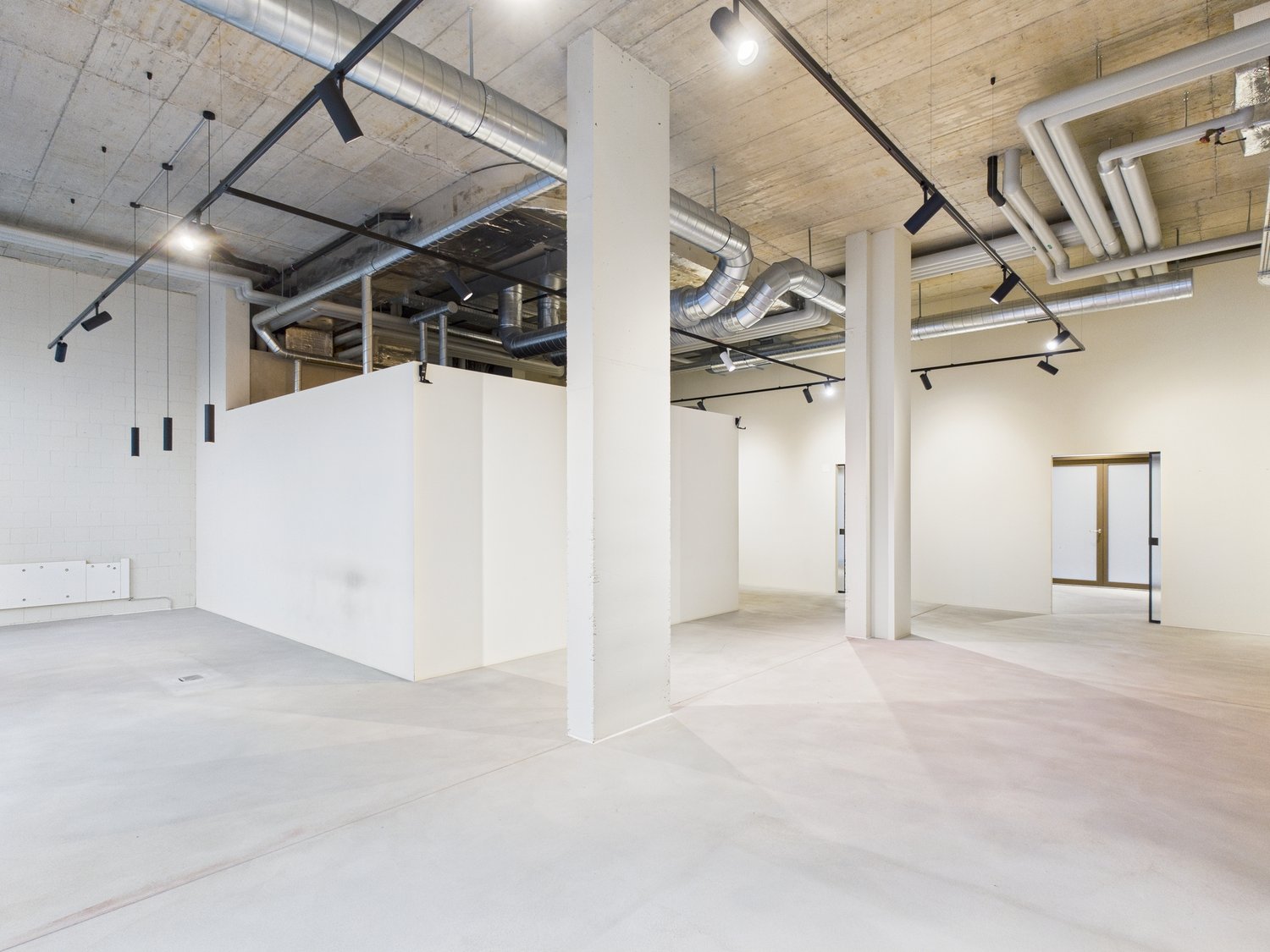 182m² shop