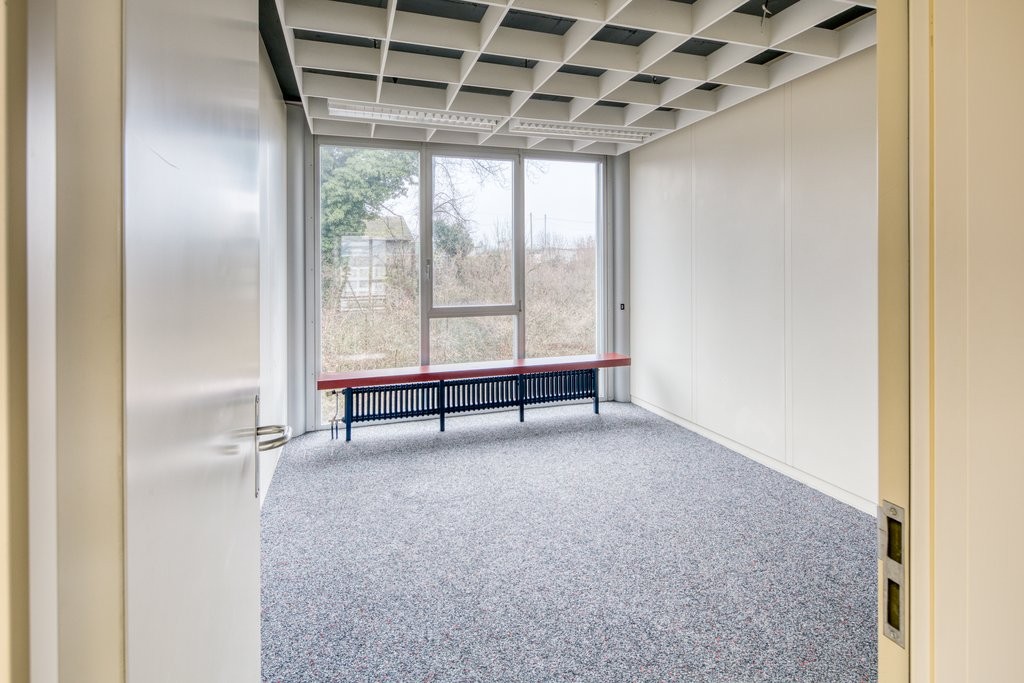 80m² commercial