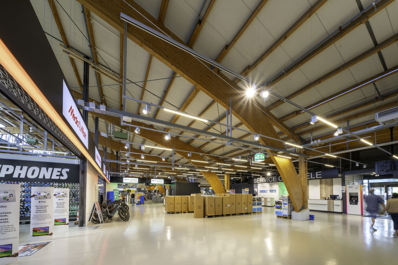 2500m² shop
