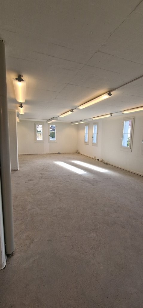 68m² shop