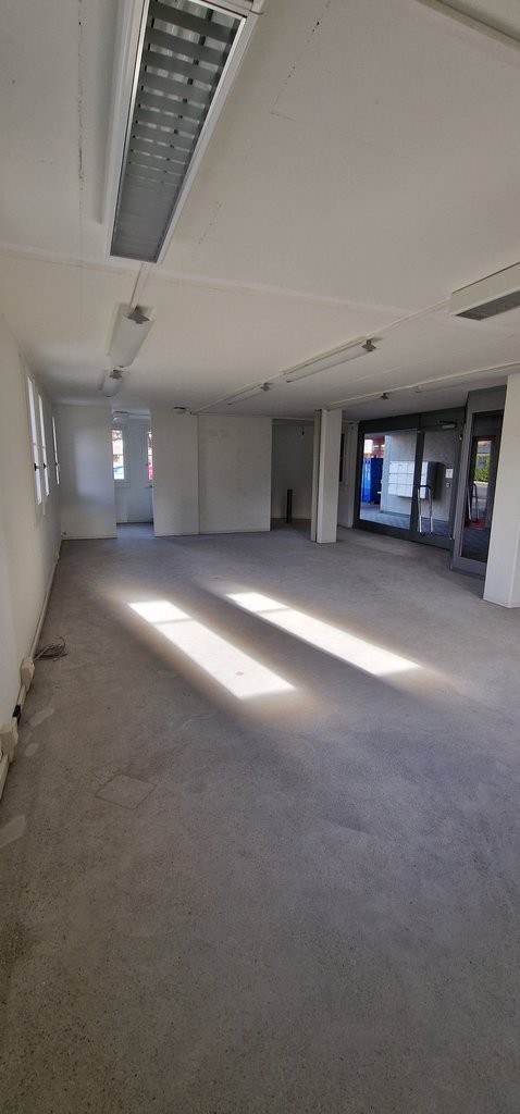 68m² shop