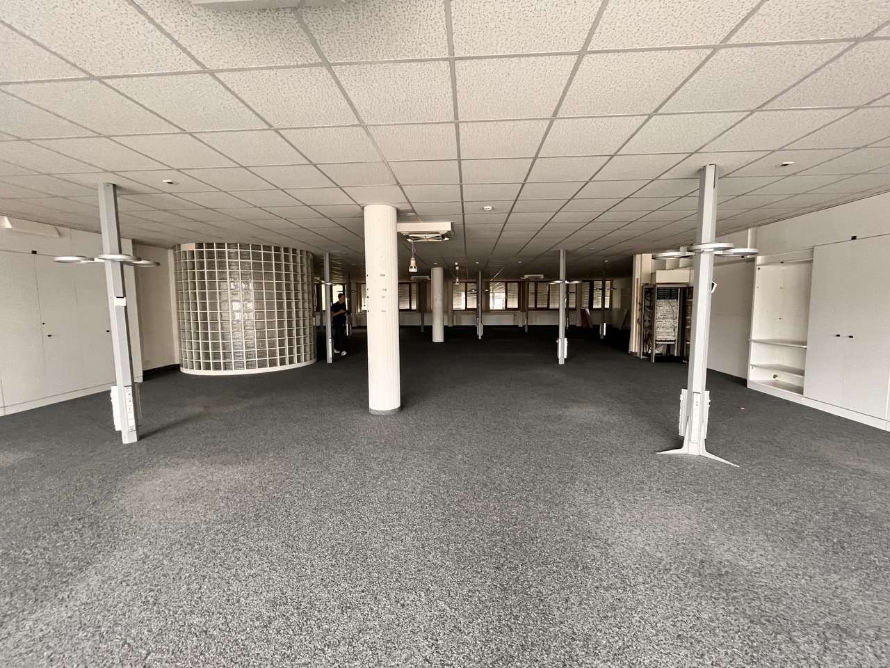 605m² office