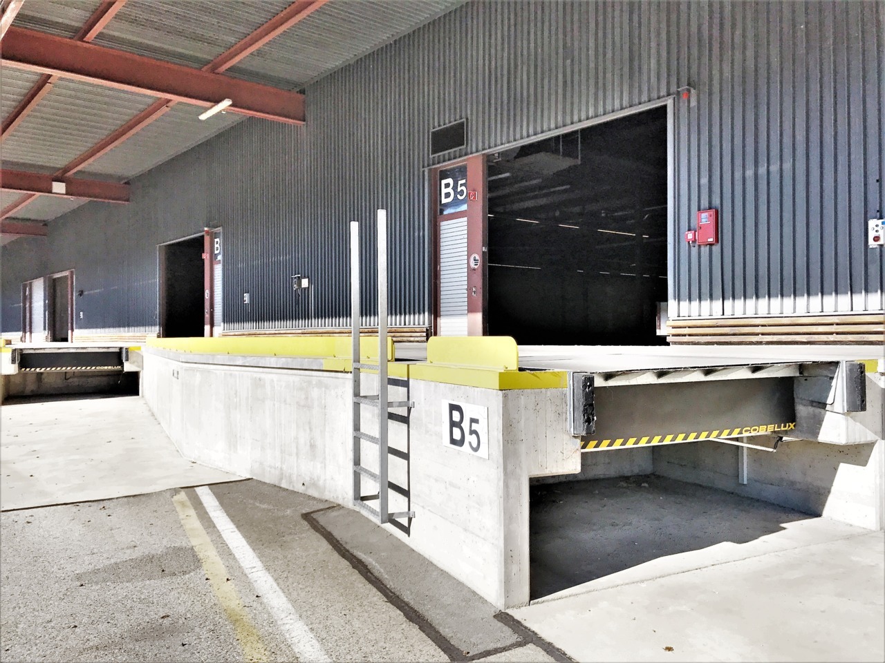 4530m² Industrieobjekt","description":"Gelegen in der **Industrie- und Gewerbezone von Onnens**, profitiert diese Logistikhalle von **4'530 m²** von einem **ausgezeichneten Zugang** für Lastwagen und Nutzfahrzeuge, nur **5 Minuten von der Autobahn entfernt**, und verfügt über einen **direkten Anschl, Foto 7 von 7