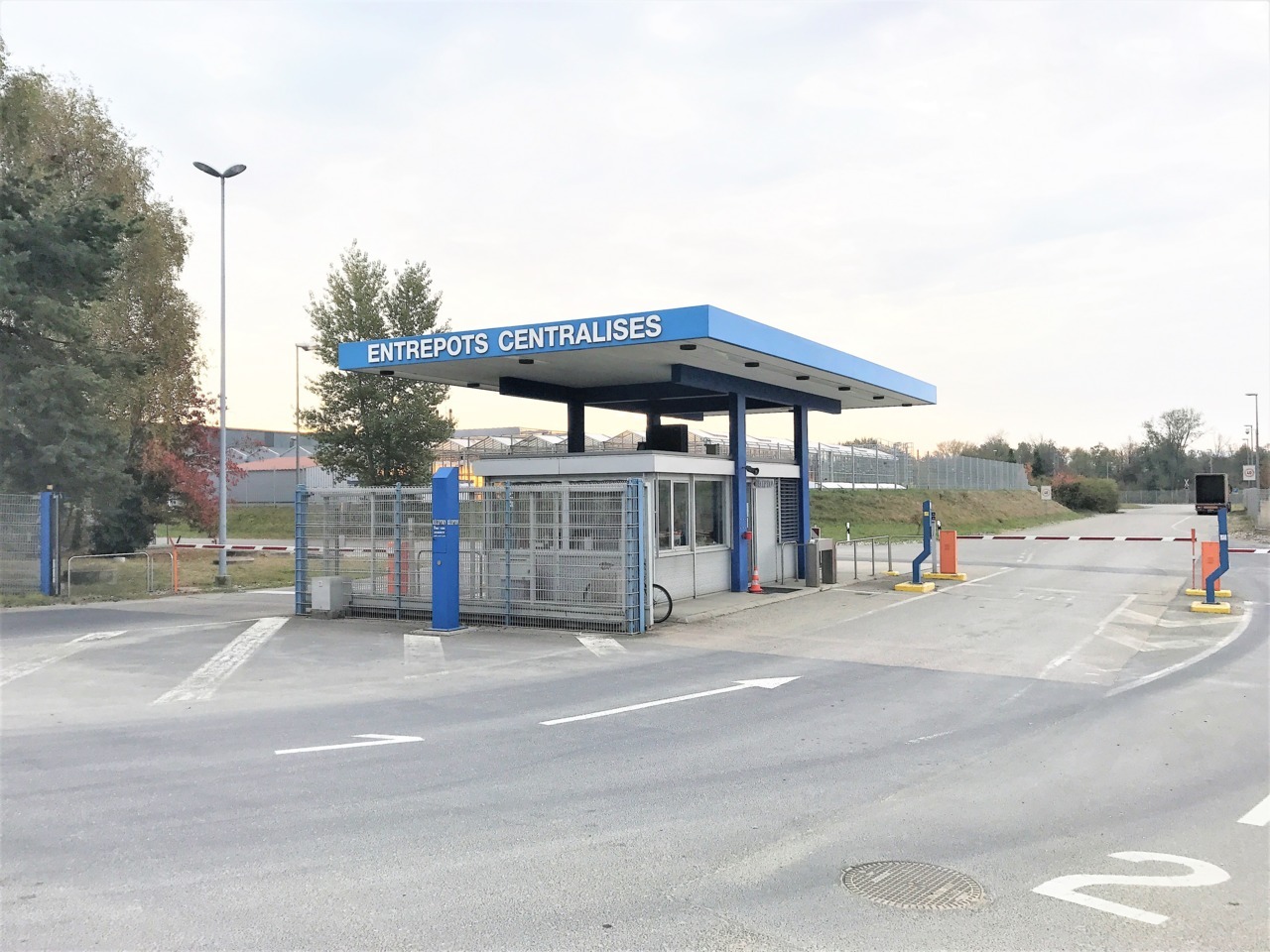 4530m² Industrieobjekt","description":"Gelegen in der **Industrie- und Gewerbezone von Onnens**, profitiert diese Logistikhalle von **4'530 m²** von einem **ausgezeichneten Zugang** für Lastwagen und Nutzfahrzeuge, nur **5 Minuten von der Autobahn entfernt**, und verfügt über einen **direkten Anschl, Foto 5 von 7