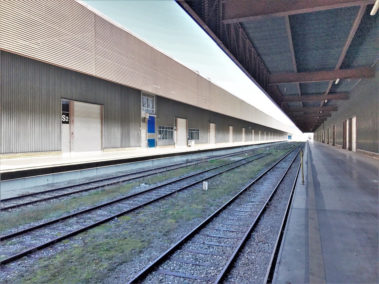 4530m² Industrieobjekt","description":"Gelegen in der **Industrie- und Gewerbezone von Onnens**, profitiert diese Logistikhalle von **4'530 m²** von einem **ausgezeichneten Zugang** für Lastwagen und Nutzfahrzeuge, nur **5 Minuten von der Autobahn entfernt**, und verfügt über einen **direkten Anschl, Foto 4 von 7