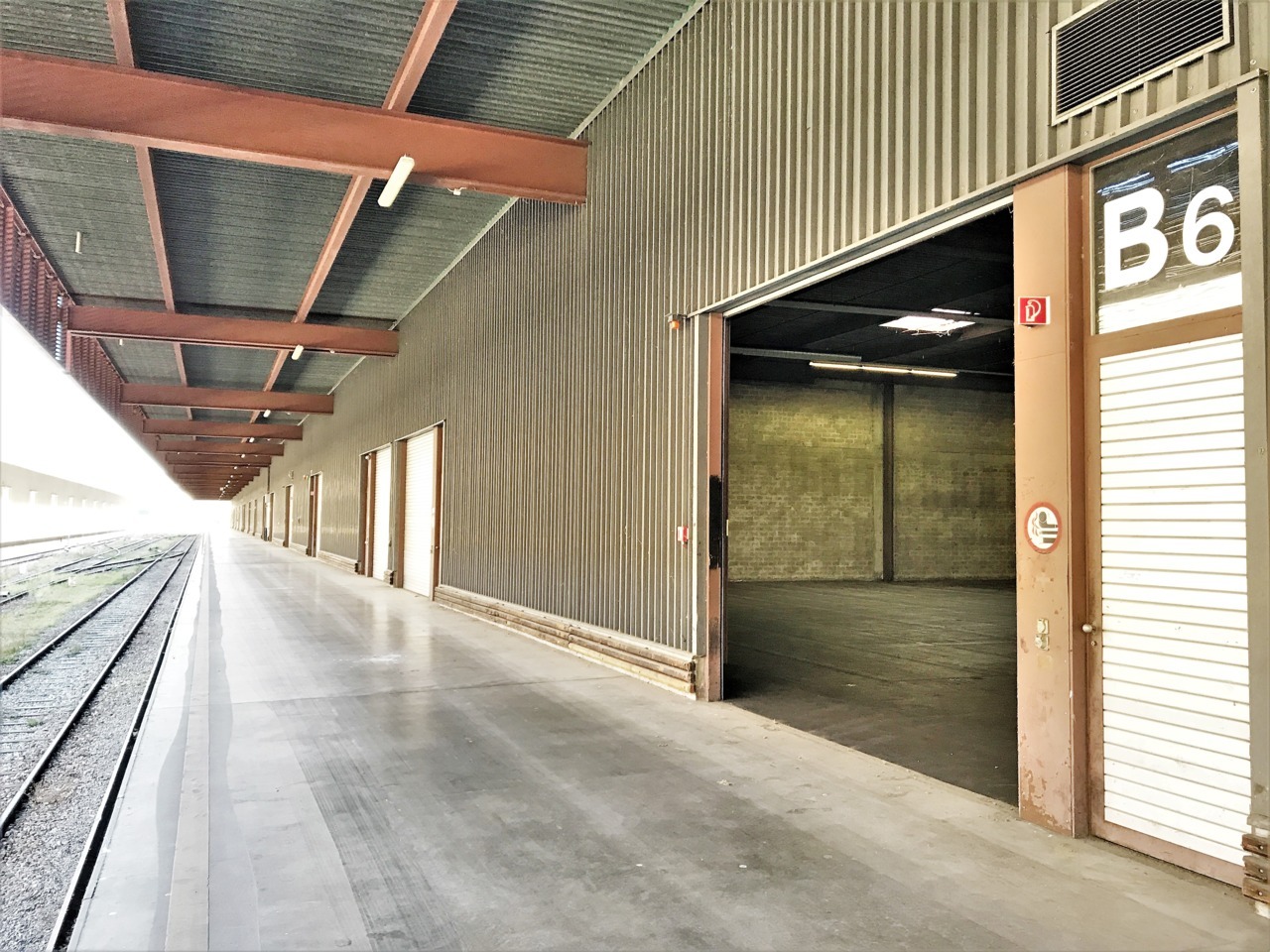 4530m² Industrieobjekt","description":"Gelegen in der **Industrie- und Gewerbezone von Onnens**, profitiert diese Logistikhalle von **4'530 m²** von einem **ausgezeichneten Zugang** für Lastwagen und Nutzfahrzeuge, nur **5 Minuten von der Autobahn entfernt**, und verfügt über einen **direkten Anschl, Foto 6 von 7