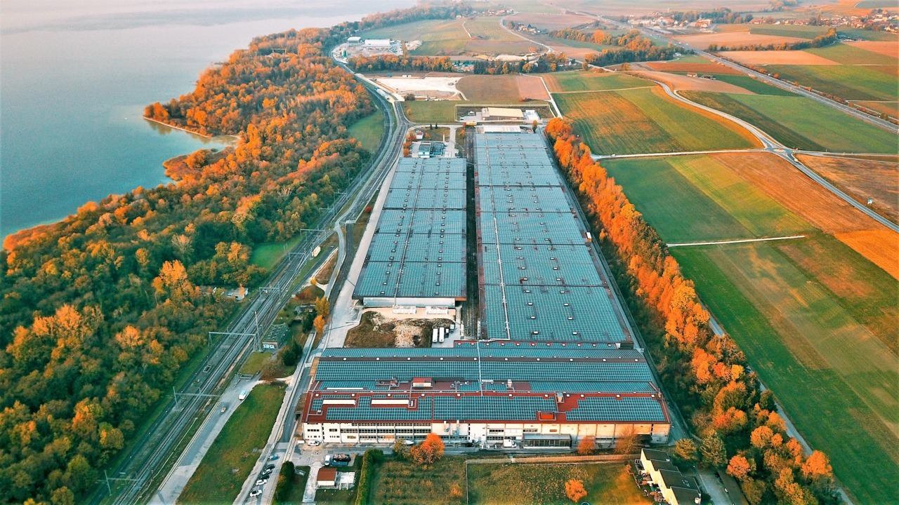 4530m² Industrieobjekt","description":"Gelegen in der **Industrie- und Gewerbezone von Onnens**, profitiert diese Logistikhalle von **4'530 m²** von einem **ausgezeichneten Zugang** für Lastwagen und Nutzfahrzeuge, nur **5 Minuten von der Autobahn entfernt**, und verfügt über einen **direkten Anschl, Foto 1 von 7