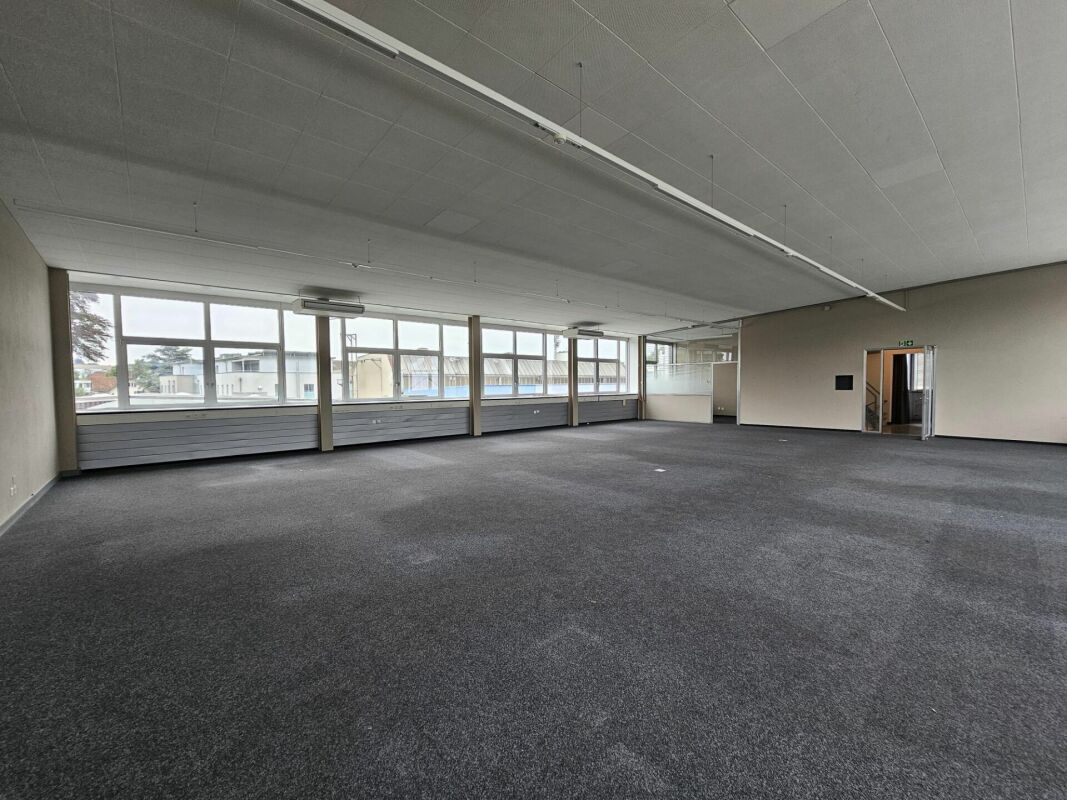 330m² office, photo 1 of 4