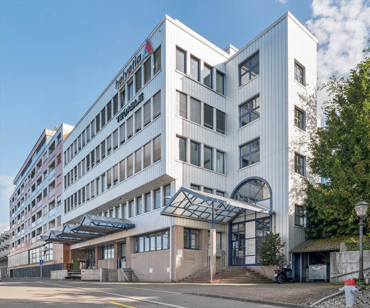 381m² office