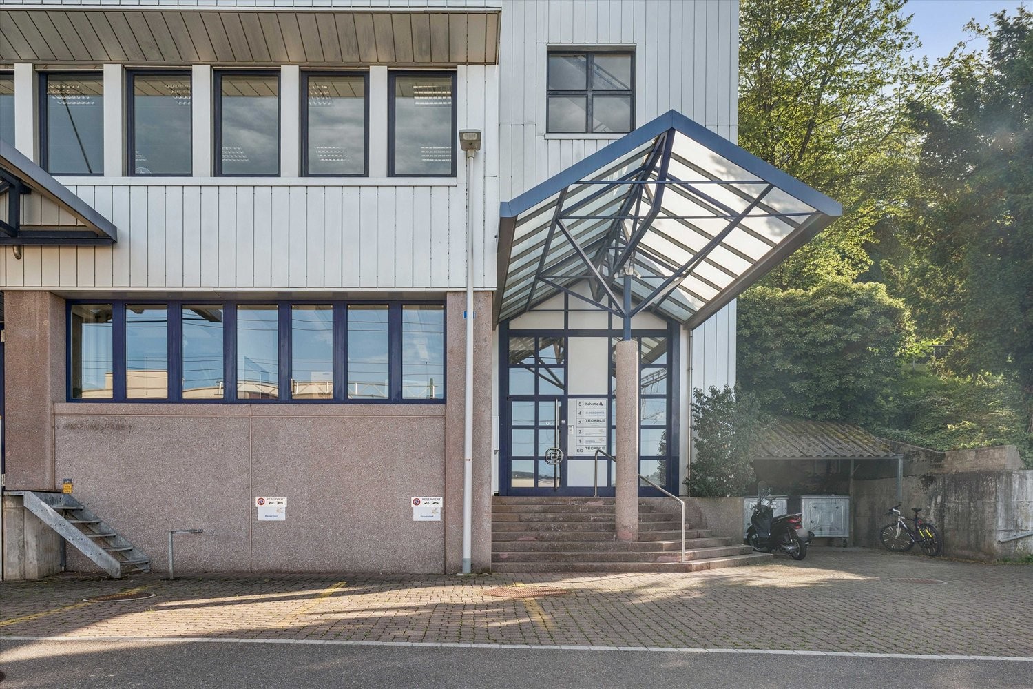 381m² office