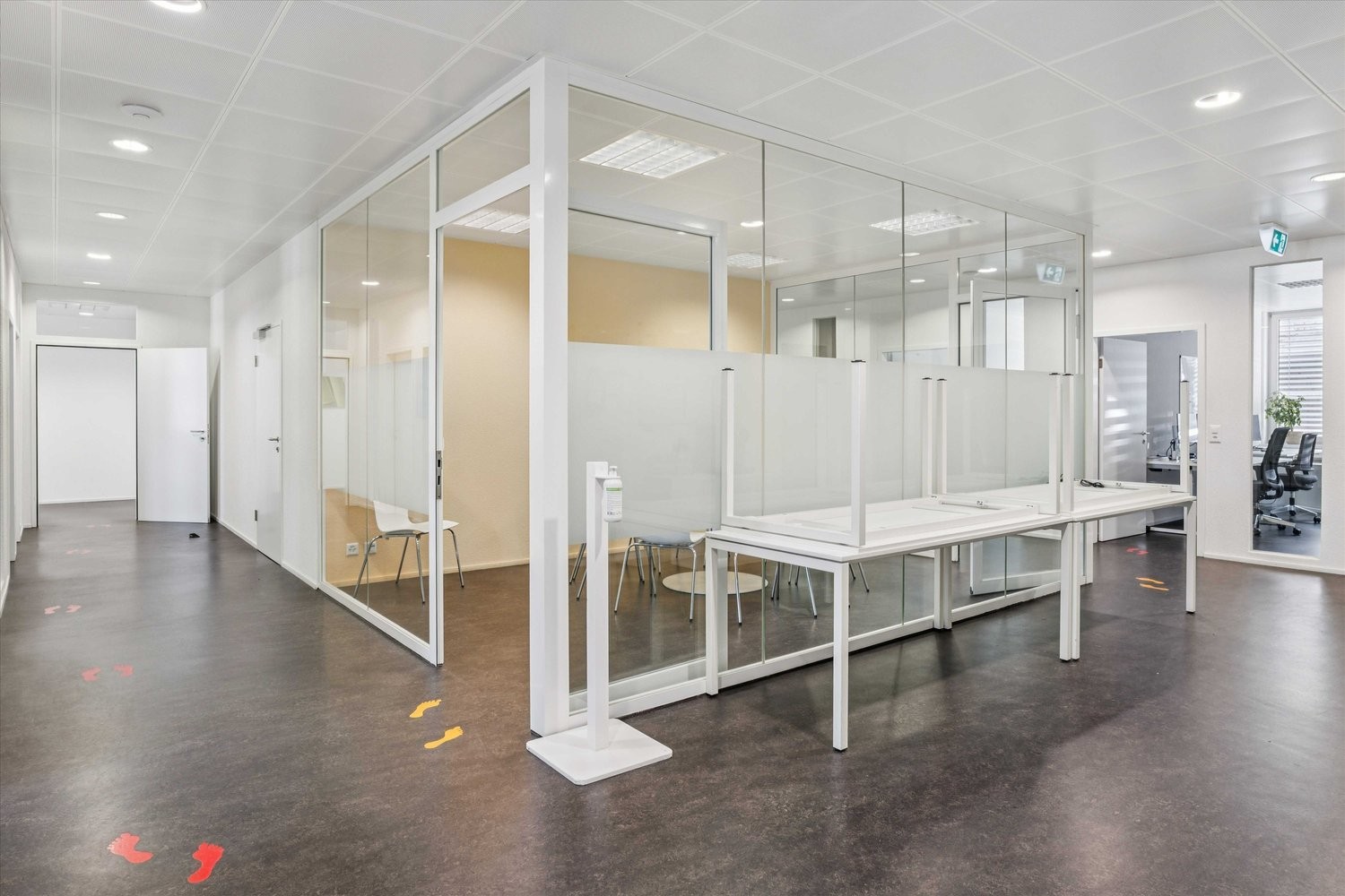 381m² office