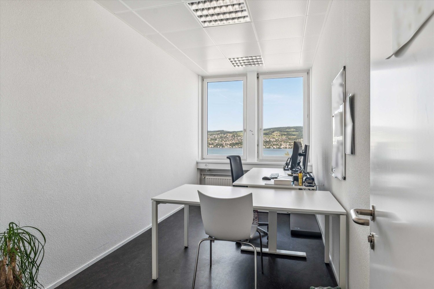 381m² office