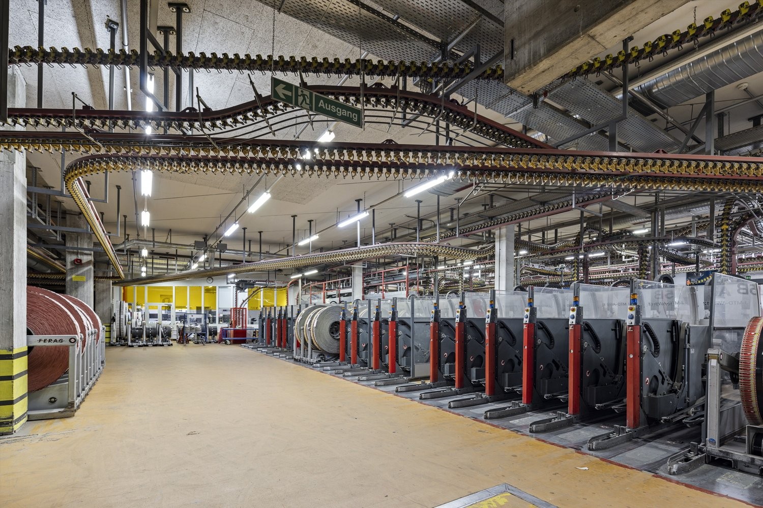 2200m² storage room