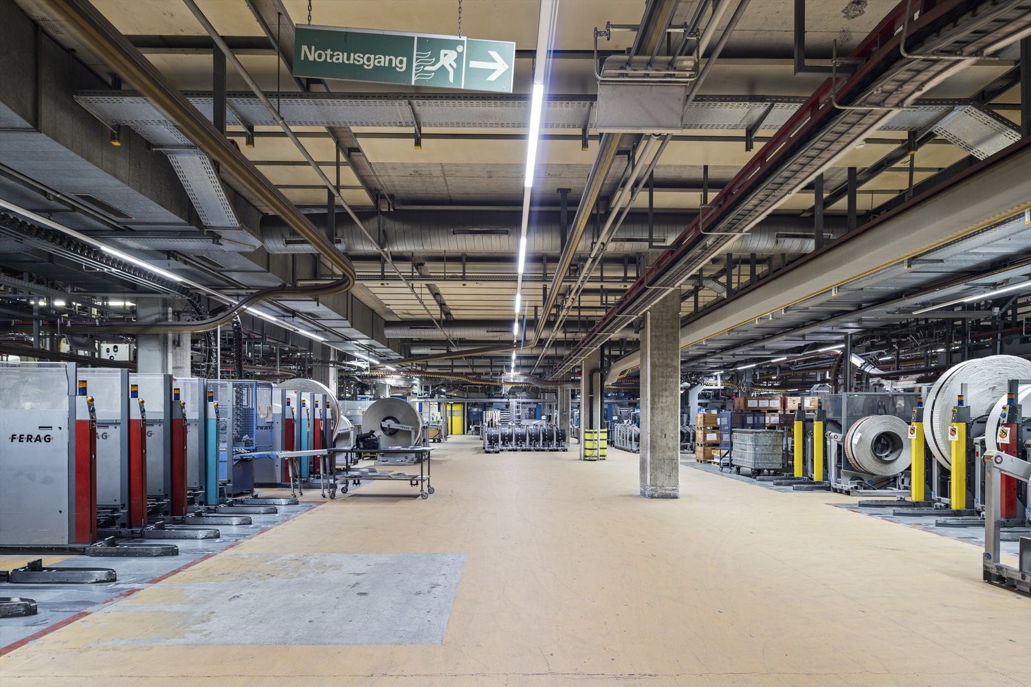 2200m² storage room