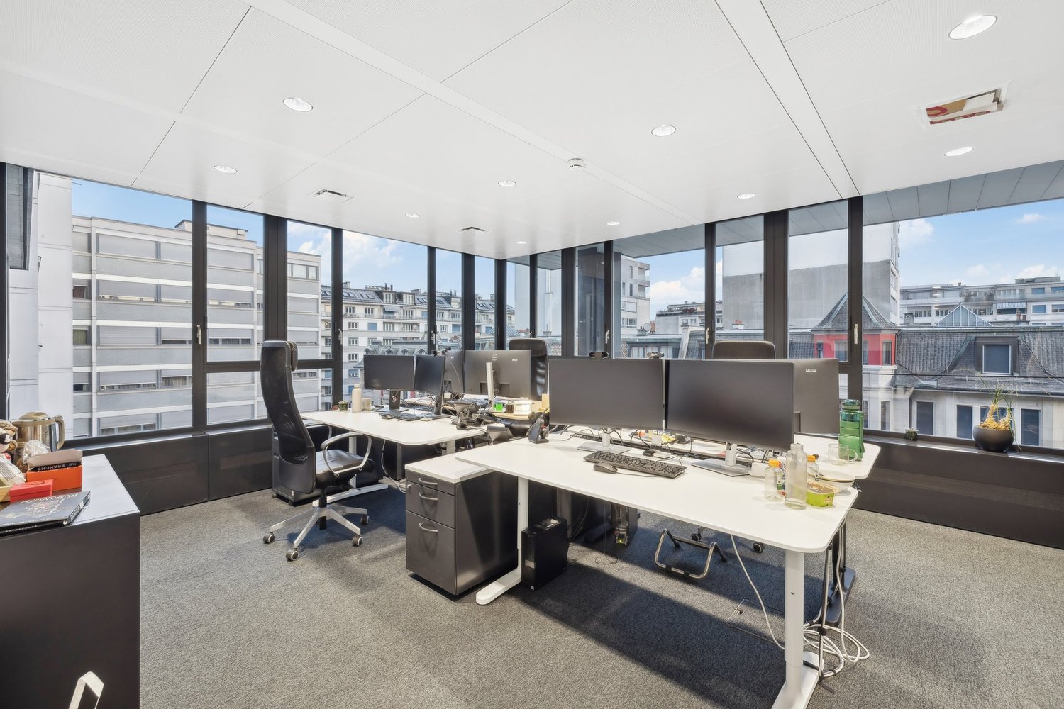 310m² office