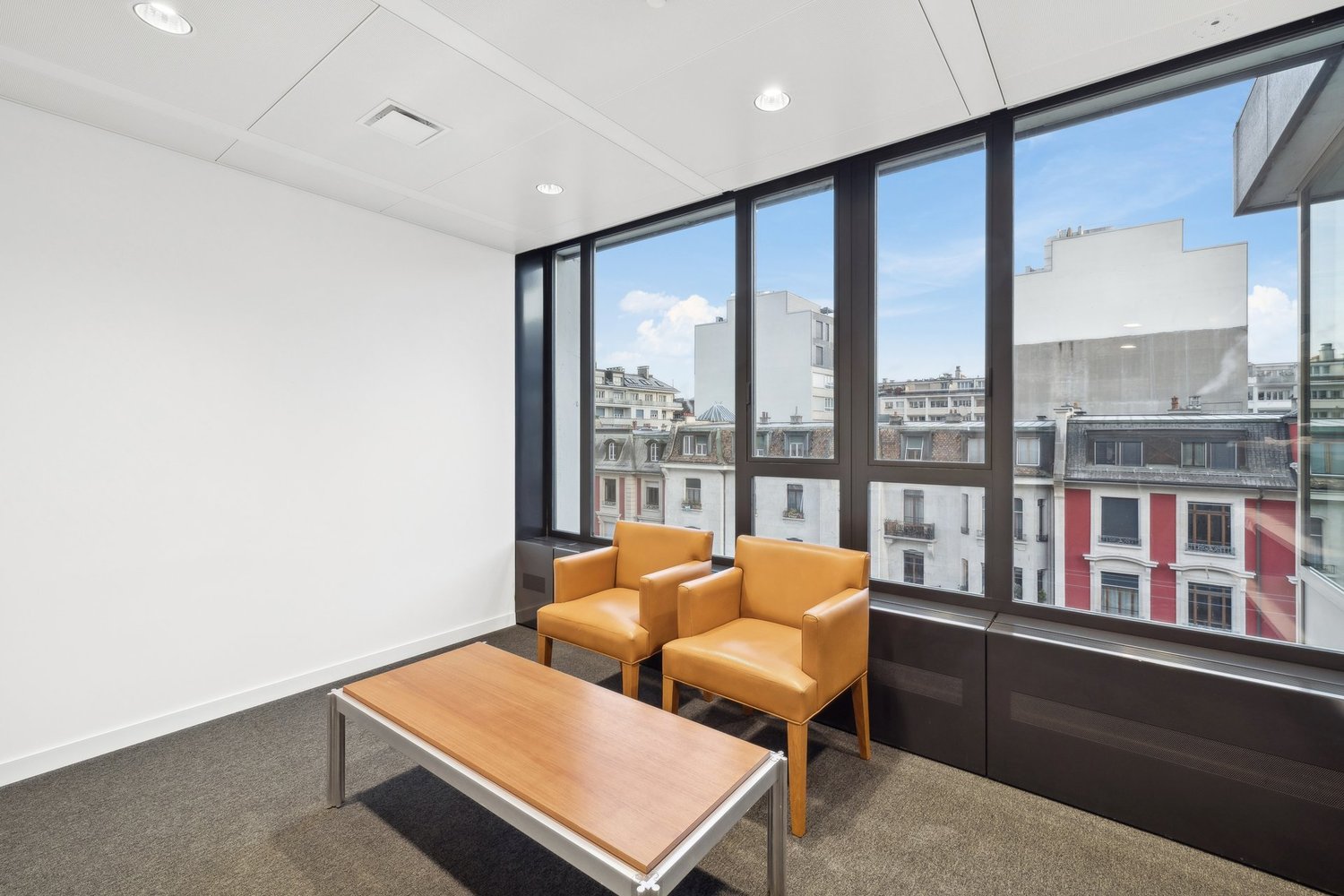 310m² office