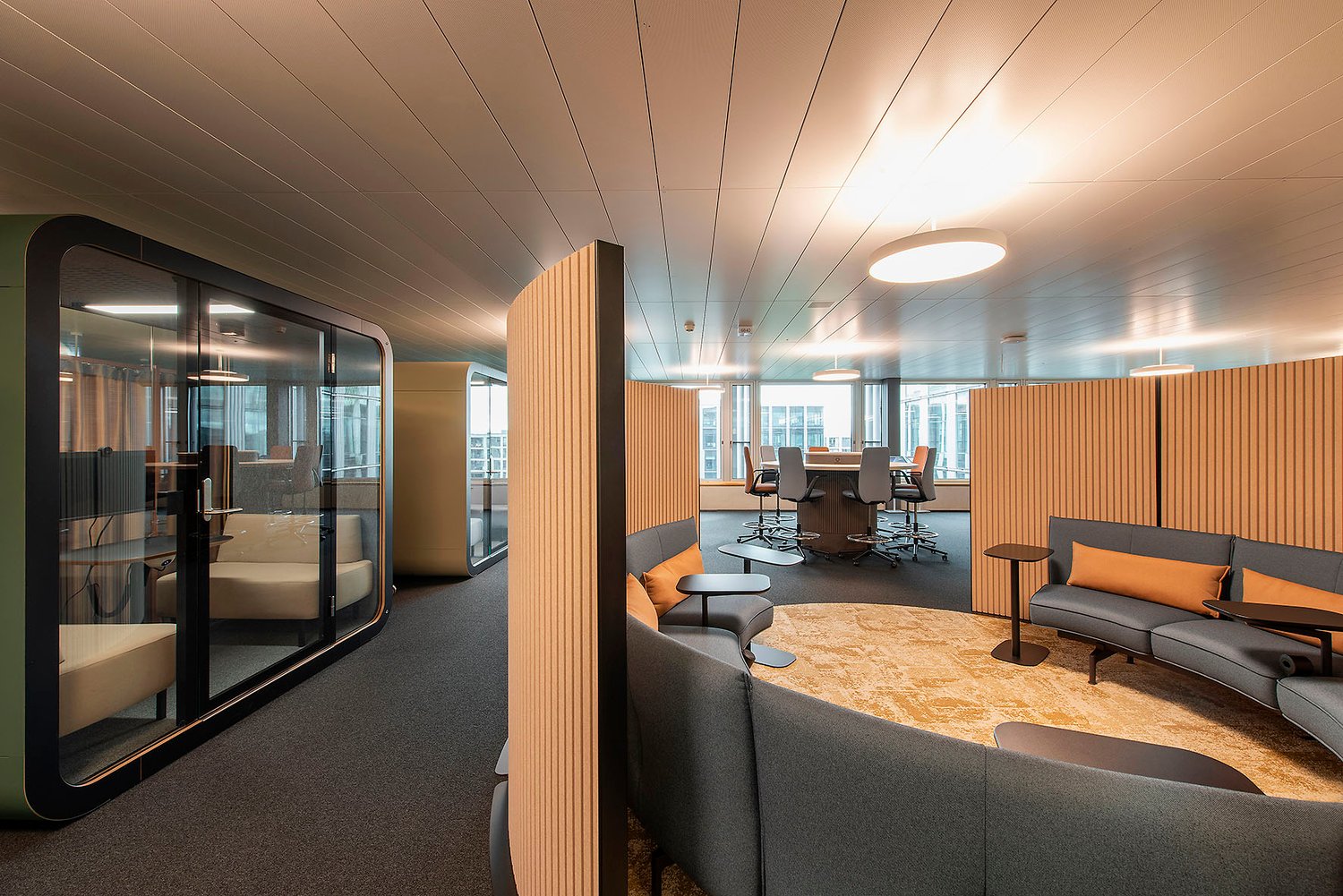1570m² office