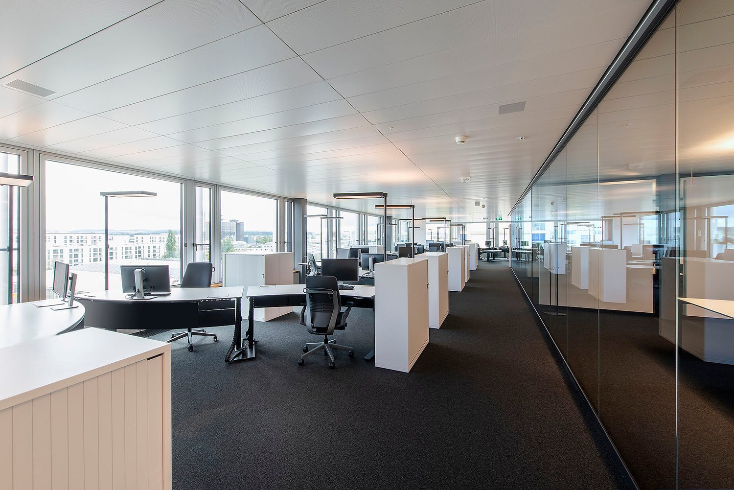 1570m² office