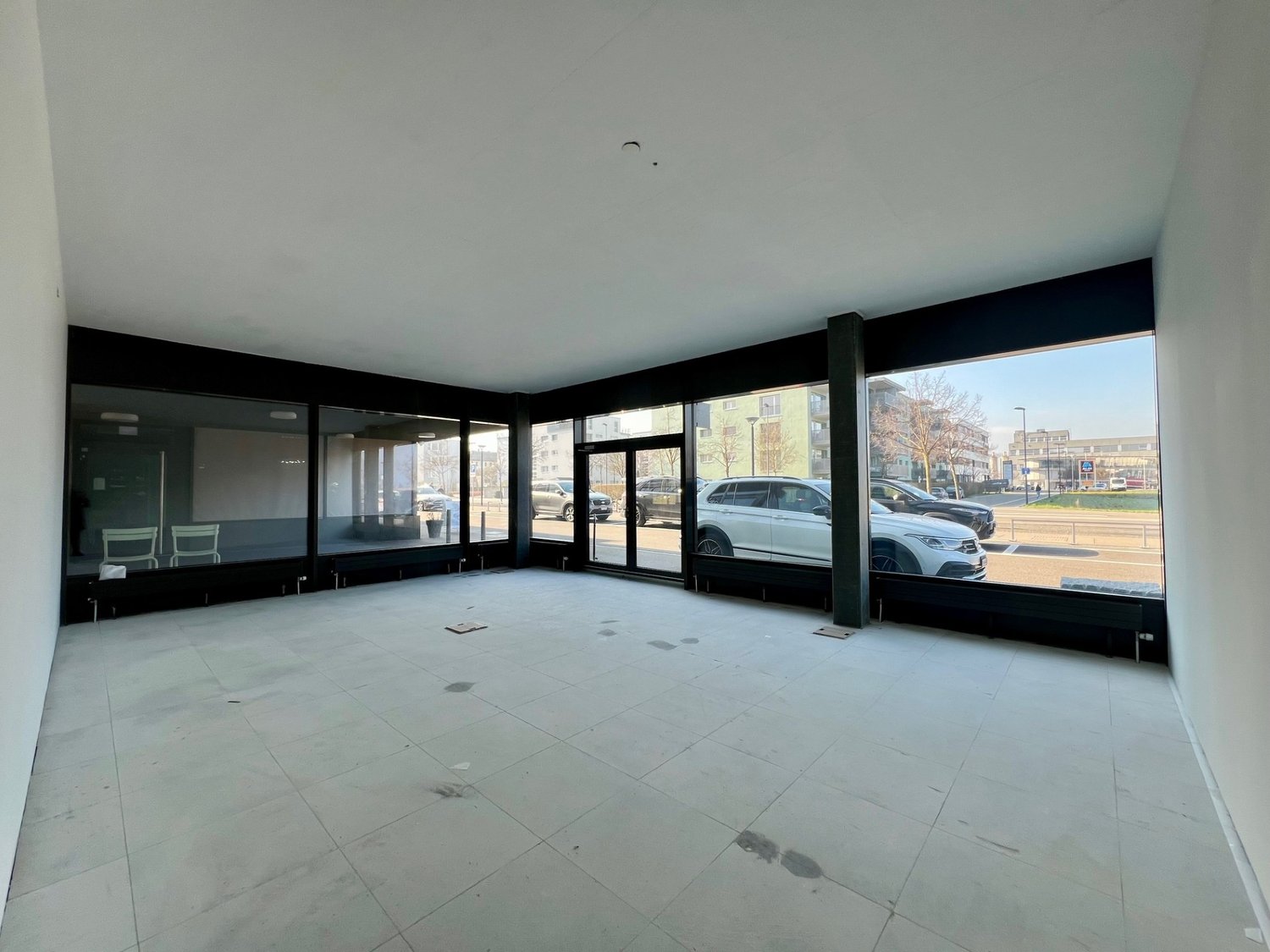 82m² shop