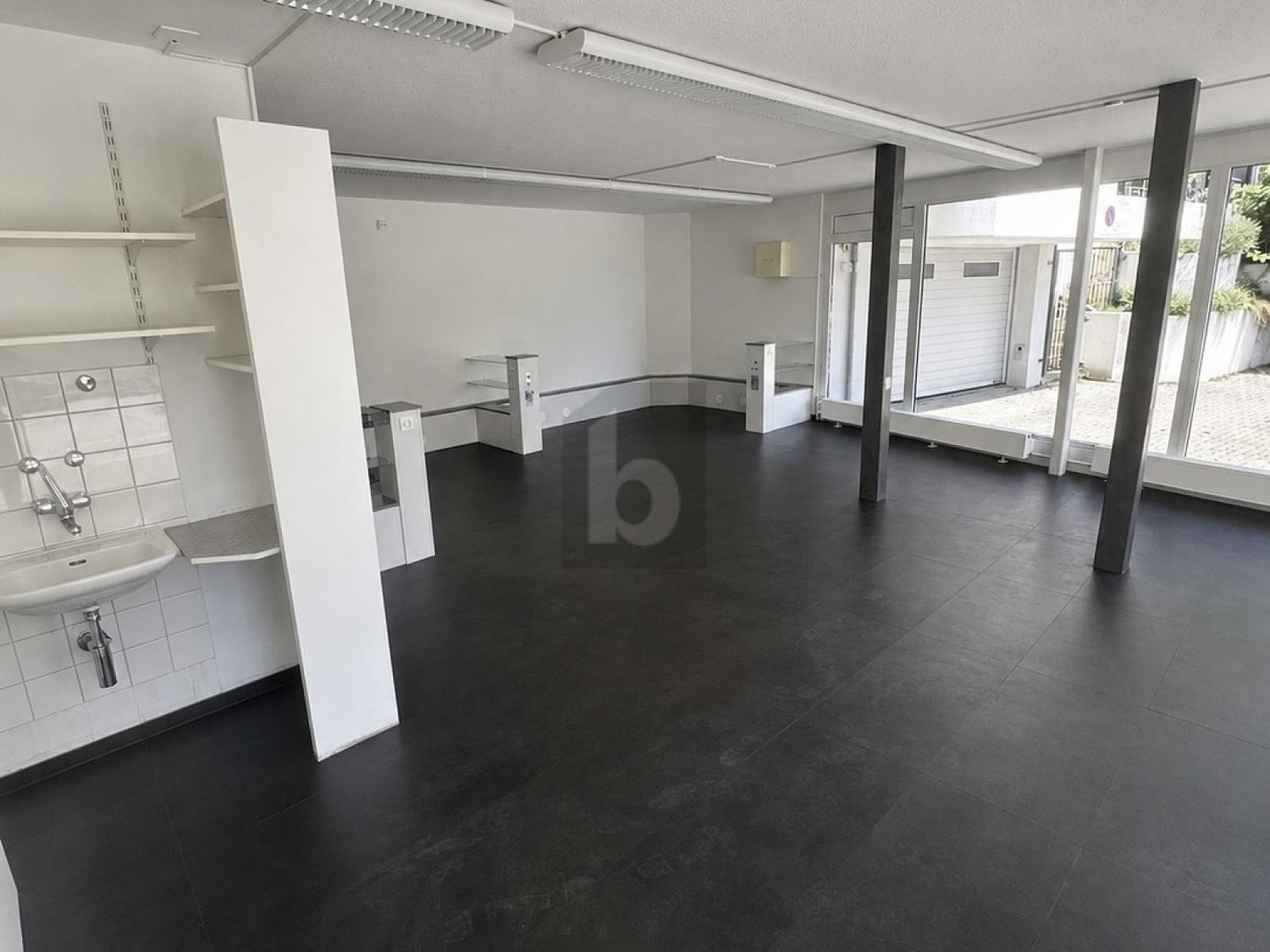 67m² shop