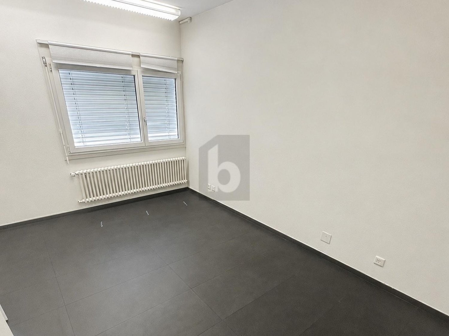 67m² shop