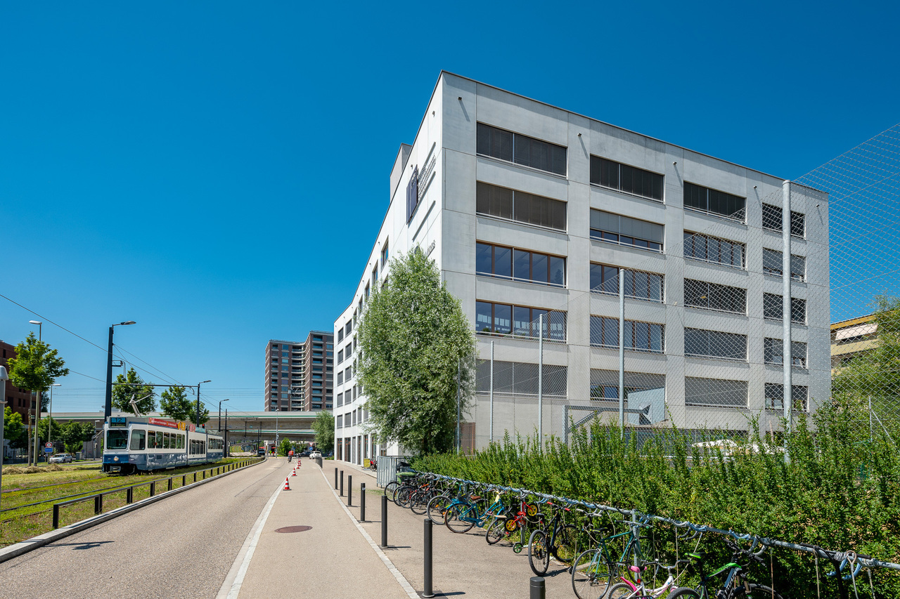 912m² office