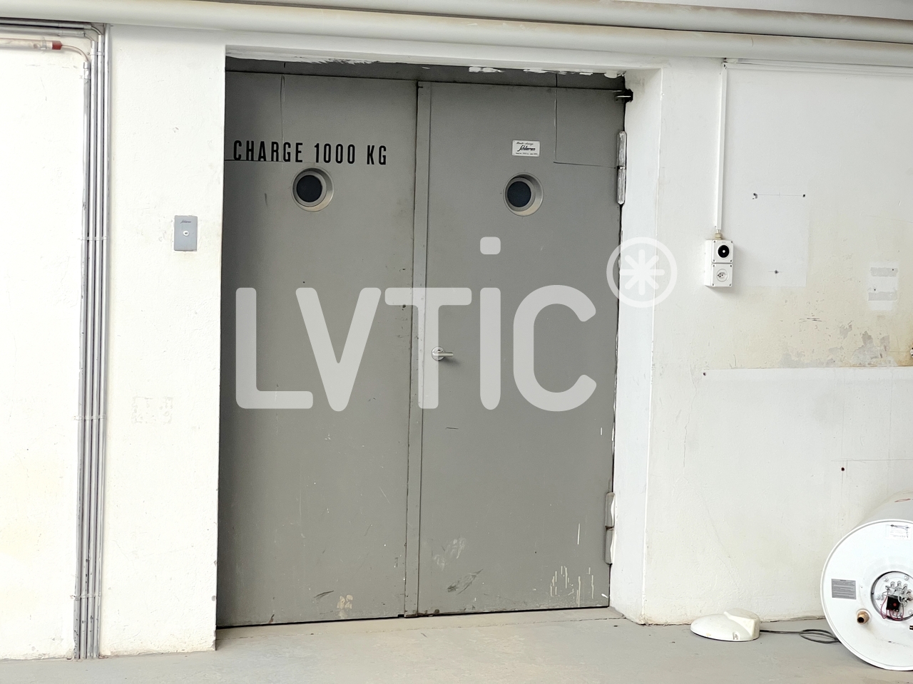 712m² storage room