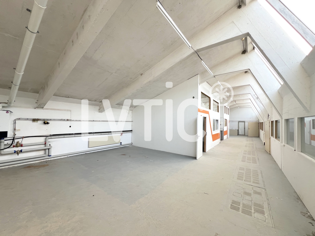 712m² storage room